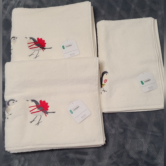 Simons Maison Christmas Bird Bath (Qty: 2) & Hand Towel (Qty: 1) - Picture 1 of 1